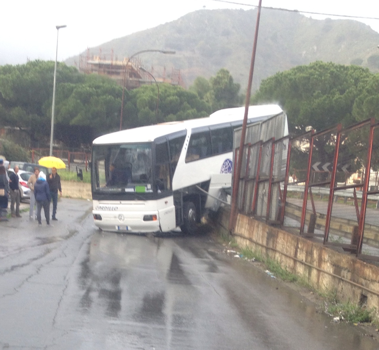 Pullman fuori strada all'uscita di Messina Centro, illeso l'unico occupante del mezzo Pullman fuori strada all'uscita di Messina Centro, illeso l'unico occupante del mezzo