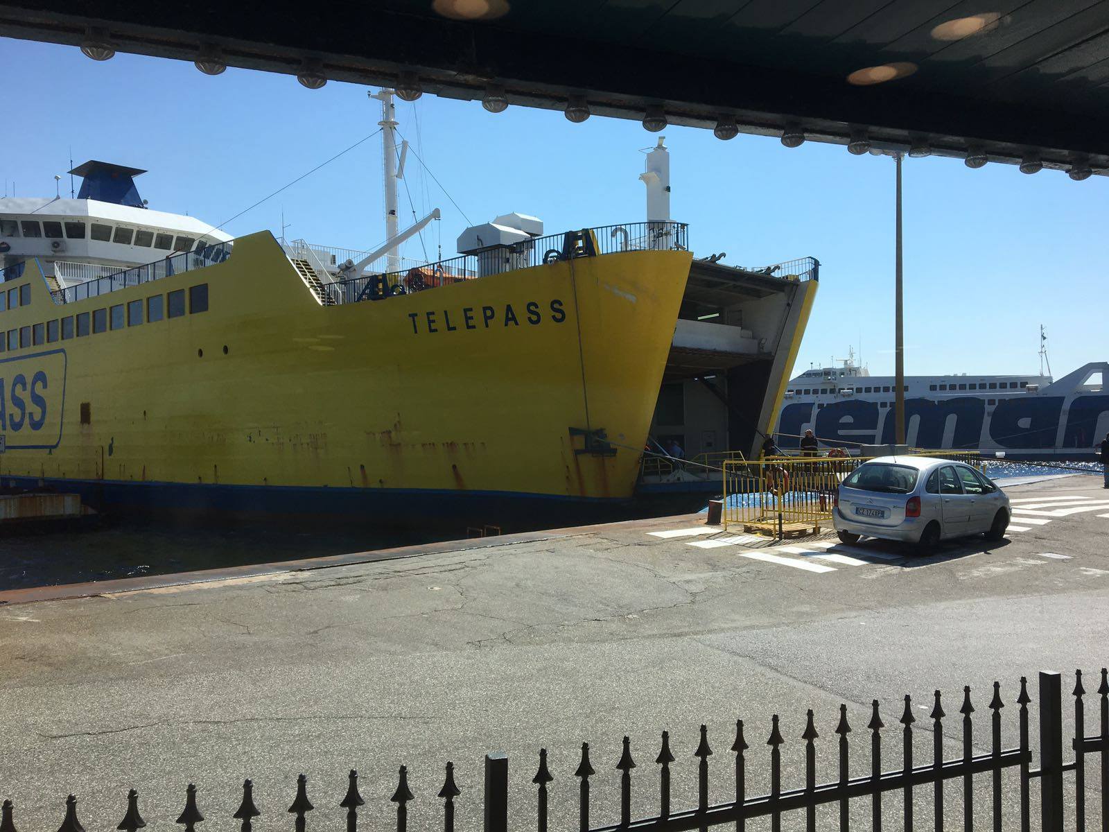 Avaria sulla Telepass che sbatte contro il molo San Francesco, ferito un marittimo MessinaOra.it Avaria sulla Telepass che sbatte contro il molo San Francesco, ferito un marittimo MessinaOra.it
