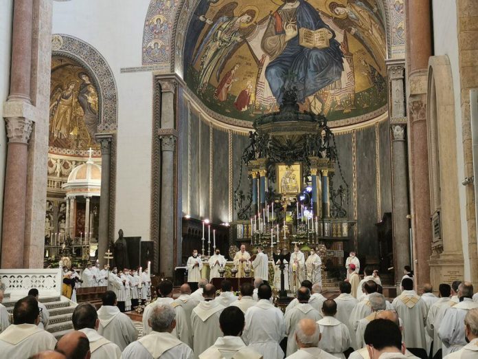 Celebrata oggi da Monsignor Accolla la Messa Crismale nella Basilica ...