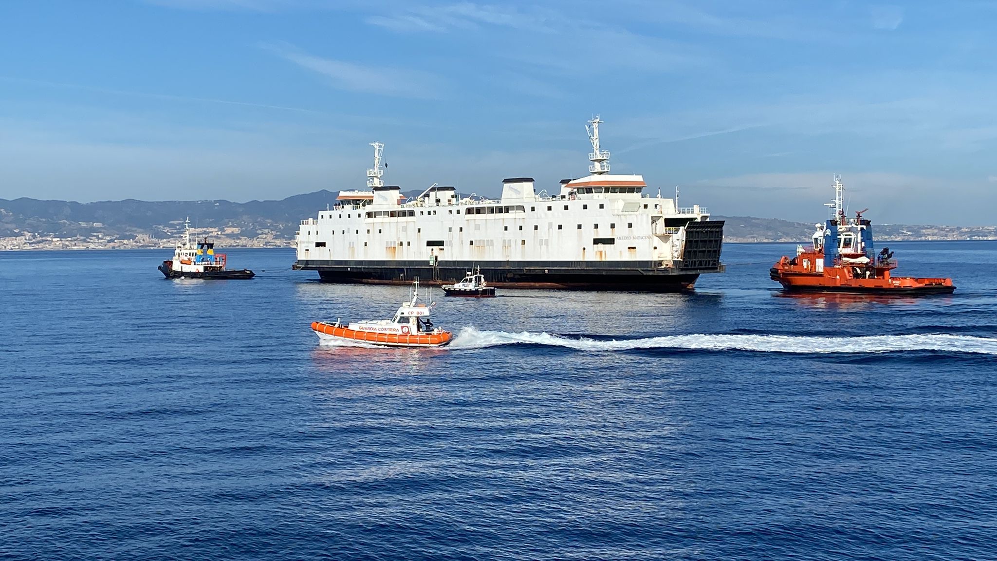 La nave “Amedeo Matacena” lascia definitivamente il porto di Reggio