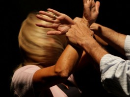 RESPINGE AVANCES, LUI PICCHIA LEI E L’AMICA