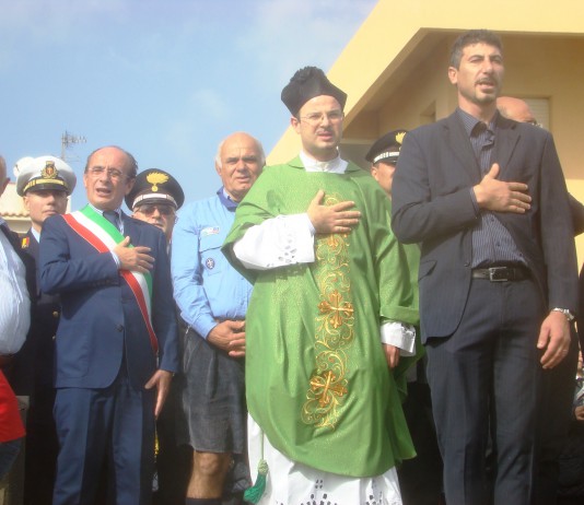 CADUTI IN MARE: IL SINDACO BUZZANCA A GANZIRRI, DEPOSTA UNA CORONA (VIDEO)