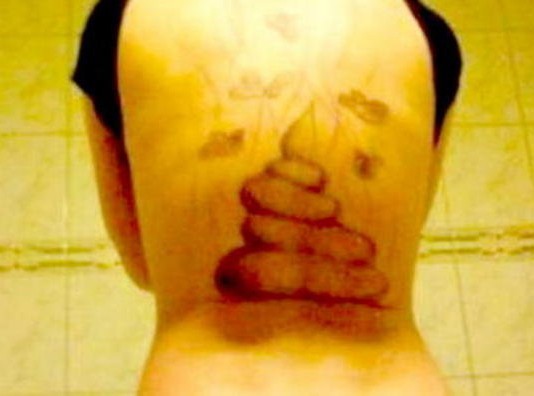 LEI E’ INFEDELE, LUI TATUA ESCREMENTI SULLA SUA SCHIENA: ORA SONO EX