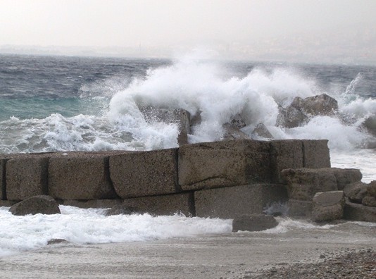 DOMENICA DI SCIROCCO: RAFFICHE FINO A 70KM/H