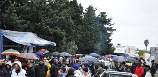 LA SICILIA IMPUGNA I “FORCONI” E MESSINA STA A GUARDARE: LA PROTESTA PROSEGUE, MA RESTA “INVISIBILE”…