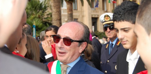 BUZZANCA RESTA ONOREVOLE. LE REAZIONI. E IL SINDACO RISPONDE SU TWITTER