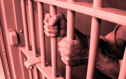 GAZZI: UN DETENUTO TENTA DI STRANGOLARE UN AGENTE, LO DENUNCIA IL SAPPE