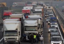 LA SICILIA IMBRACCIA I FORCONI CONTRO IL CARO BENZINA: SCATTA IL FERMO (VIDEO)