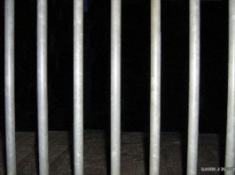 A GAZZI UN’ALTRA AGGRESSIONE: LA SECONDA IN TRE GIORNI, POI TENTA IL SUICIDIO