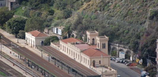 MALTEMPO, DERAGLIA TRENO A TAORMINA