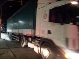 LA CITTA’ INVASA DAI TIR: TRAFFICO IN TILT LUNGO LA VIA LA FARINA