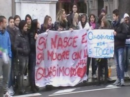 QUASIMODO IN PROTESTA: “NO ALL’ACCORPAMENTO CON LICEO LA FARINA”, CENTORRINO: “NON ABBIAMO SCELTO A CASACCIO” (VIDEO)