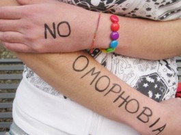 CHI USA IL TERMINE “FROCIO” CONTRO I GAY RISCHIA 1200 € DI MULTA