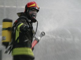 INCENDIO AL RIONE TAORMINA: BOMBOLA DIFETTOSA, UOMO GRAVEMENTE USTIONATO,TRE LE CASETTE COINVOLTE