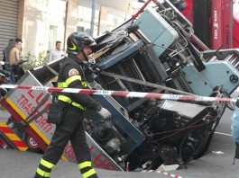 VORAGINE IN VIA NICOLA FABRIZI: CAMION INGHIOTTITO DALL’ASFALTO IN PIENO CENTRO (FOTO)