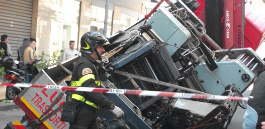 VORAGINE IN VIA NICOLA FABRIZI: CAMION INGHIOTTITO DALL’ASFALTO IN PIENO CENTRO (FOTO)