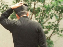 FINTO PRETE ARRESTATO DALLA POLIZIA: RUBAVA ANZIANI, SCOPERTO E AGGREDITO DAL FIGLIO DI UNA “VITTIMA”