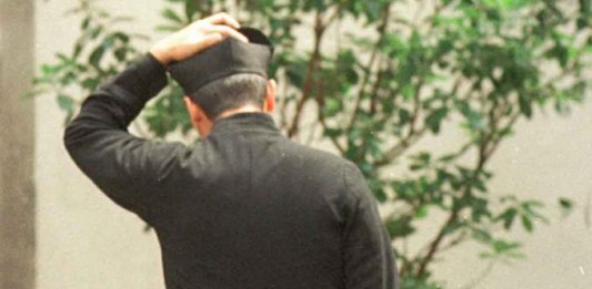 FINTO PRETE ARRESTATO DALLA POLIZIA: RUBAVA ANZIANI, SCOPERTO E AGGREDITO DAL FIGLIO DI UNA “VITTIMA”