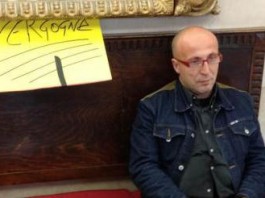TERZO GIORNO INCATENATO AL COMUNE: CONTINUA LO SCIOPERO DELLA FAME E DELLA SETE DI RAFFAELE FORNARO