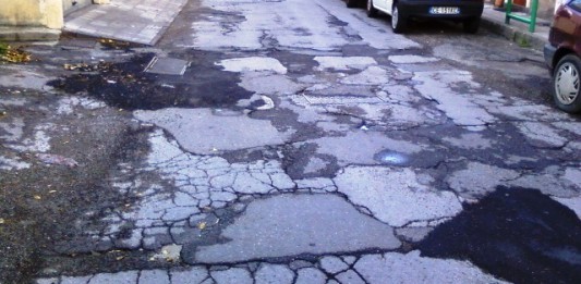 LA SS114 IN TOTALE ABBANDONO: LA DENUNCIA DI MSI CHE CHIEDE UN TAVOLO TECNICO E PIU’ SEMAFORI (FOTO)