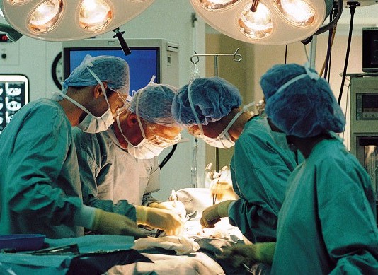 DONAZIONE DI ORGANI AL POLICLINICO: ESPIANTATE CORNEE E RENI DA UNA DONNA DI 46 ANNI