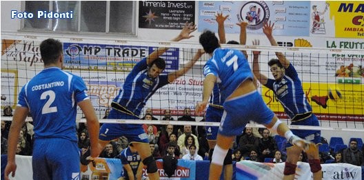 VOLLEY SERIE B1. LA CIESSE BROLO STRAPAZZA BERGAMO 3 SET A 0 E DRITTI IN SEMIFINALE