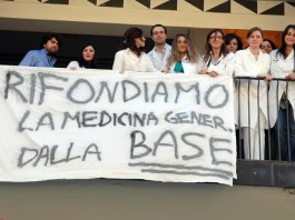 GIOVANI MEDICI GENERICI “OCCUPANO” LA SEDE DELL’ORDINE: “VOGLIAMO GLI STESSI DIRITTI DEGLI SPECIALIZZANDI”