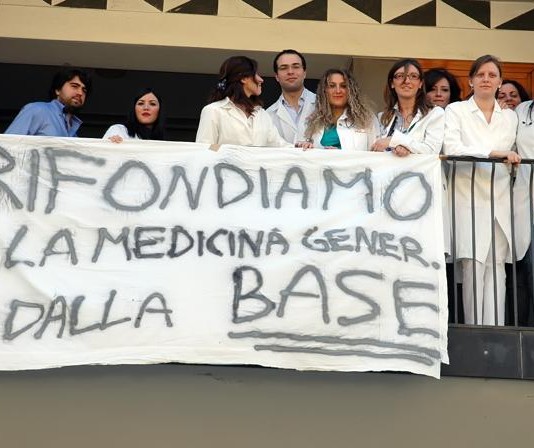 GIOVANI MEDICI GENERICI “OCCUPANO” LA SEDE DELL’ORDINE: “VOGLIAMO GLI STESSI DIRITTI DEGLI SPECIALIZZANDI”