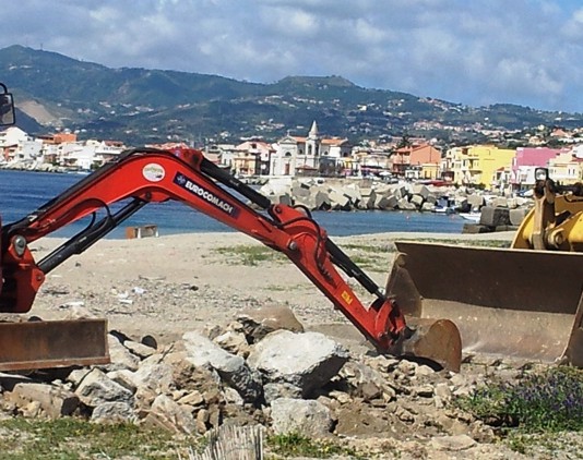 CAPO PELORO: ULTIMATA LA “BONIFICA” DAL CEMENTO, MA DOPO LE RUSPE SERVE LA ZTL (FOTO)