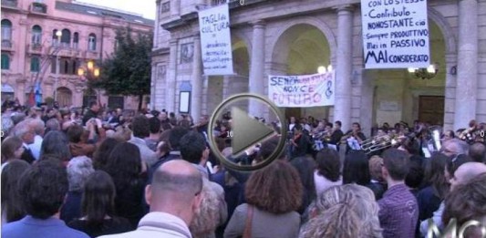 LA PROTESTA IN MUSICA DEI LAVORATORI DEL TEATRO VITTORIO EMANUELE (VIDEO SERVIZIO)