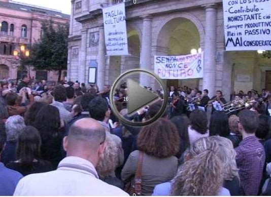 LA PROTESTA IN MUSICA DEI LAVORATORI DEL TEATRO VITTORIO EMANUELE (VIDEO SERVIZIO)