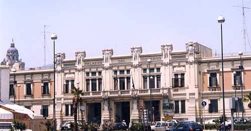 SIT-IN DEI LAVORATORI DELLE AZIENDE DI PULIZIA: “MAGGIORE LIMPIDEZZA NEGLI APPALTI”