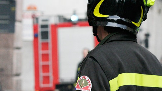 INCENDI E PAURA: TRA ZAFFERIA E SANTA LUCIA SOPRA CONTESSE INTERVENTO DEI VIGILI DEL FUOCO