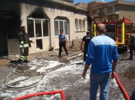 LIPARI, INCENDIO IN UNA OFFICINA: DIPENDENTE RESTA USTIONATO, DANNI INGENTI