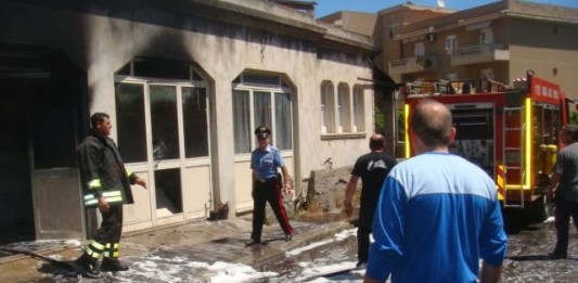 LIPARI, INCENDIO IN UNA OFFICINA: DIPENDENTE RESTA USTIONATO, DANNI INGENTI