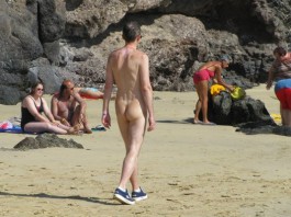 TAORMINA:1200 EURO DI MULTA PERCHE’ NUDO IN SPIAGGIA