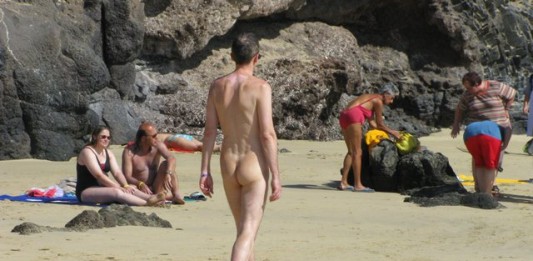 TAORMINA:1200 EURO DI MULTA PERCHE’ NUDO IN SPIAGGIA