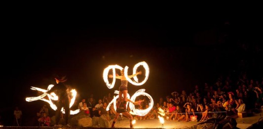 LA “FESTA DEL FUOCO” A STROMBOLI: ARTE, PASSIONE E SOGNO AI PIEDI DEL VULCANO (VIDEO)