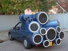 MUSICA A TUTTO VOLUME IN AUTO: DENUNCIATO UN 27ENNE