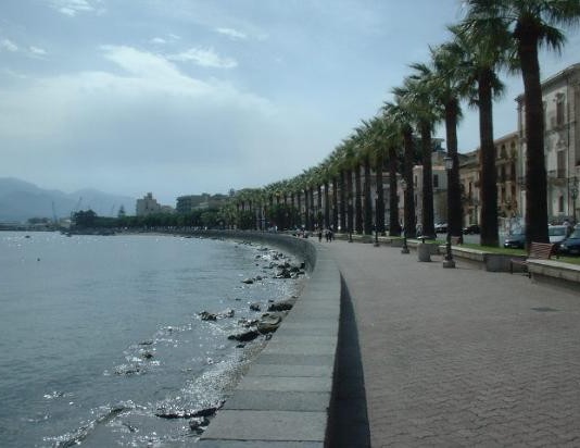 NUDO DALLA CINTOLA IN GIU’: UN CADAVERE MISTERIOSO A MILAZZO