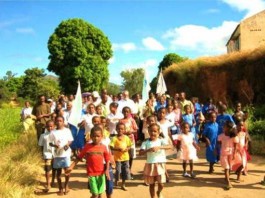 LA BANDA DELLA BRIGATA AOSTA A CATANIA, SUONANDO PER I BAMBINI DEL MADAGASCAR