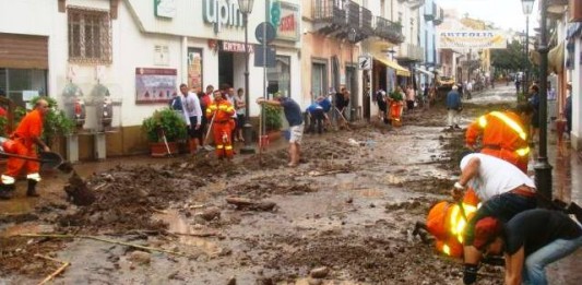 MALTEMPO SULLE EOLIE: FIUME DI FANGO A LIPARI, SARA’ RICHIESTO LO STATO DI CALAMITA’ NATURALE (VIDEO)