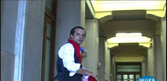 “SCATENATO” DE LUCA: IRROMPE A PALAZZO ZANCA CON I SUOI RIVOLUZIONARI (VIDEO)