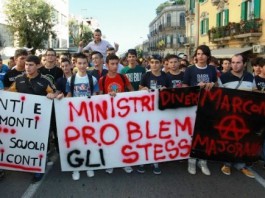 DOCENTI E STUDENTI PER DIRE NO AI TAGLI: LA SCUOLA SCENDE IN PIAZZA