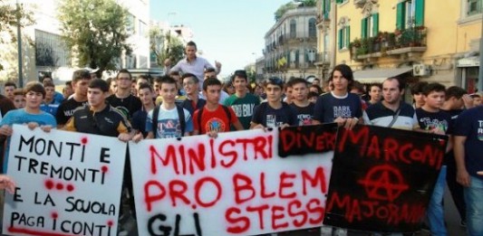 DOCENTI E STUDENTI PER DIRE NO AI TAGLI: LA SCUOLA SCENDE IN PIAZZA