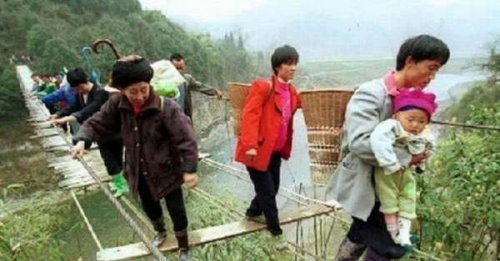 I CINESI E IL PONTE DEI SEGRETI