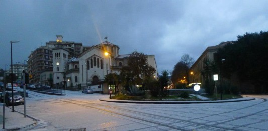 MESSINA SI SVEGLIA IMBIANCATA DI NEVE: LA TEMPERATURA SCENDE, L’ENTUSIASMO SALE