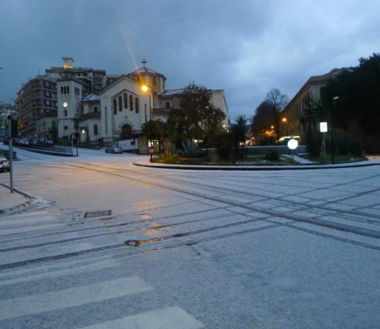 MESSINA SI SVEGLIA IMBIANCATA DI NEVE: LA TEMPERATURA SCENDE, L’ENTUSIASMO SALE