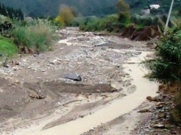 MALTEMPO: A CASTELMOLA IL TORRENTE SANTA VENERA ESONDA, IL SINDACO CHIEDE AIUTO