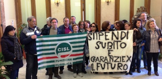 SERVIZI SOCIALI: ULTIMI GIORNI DI STAND-BY, UFFICI COMUNALI AL LAVORO PER SBLOCCARE I PAGAMENTI (VIDEO)